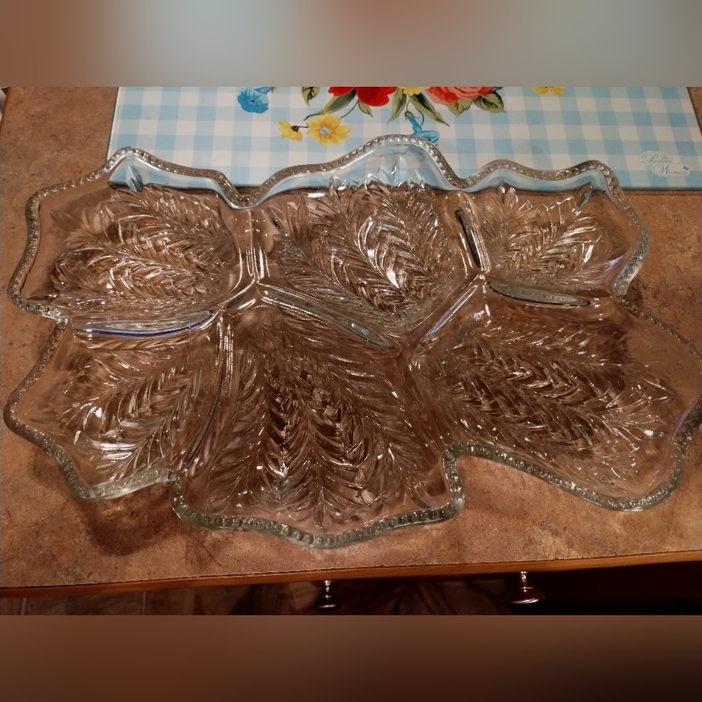 Jeanette Vintage leaf pattern snack/vegetable tray with beaded edges.